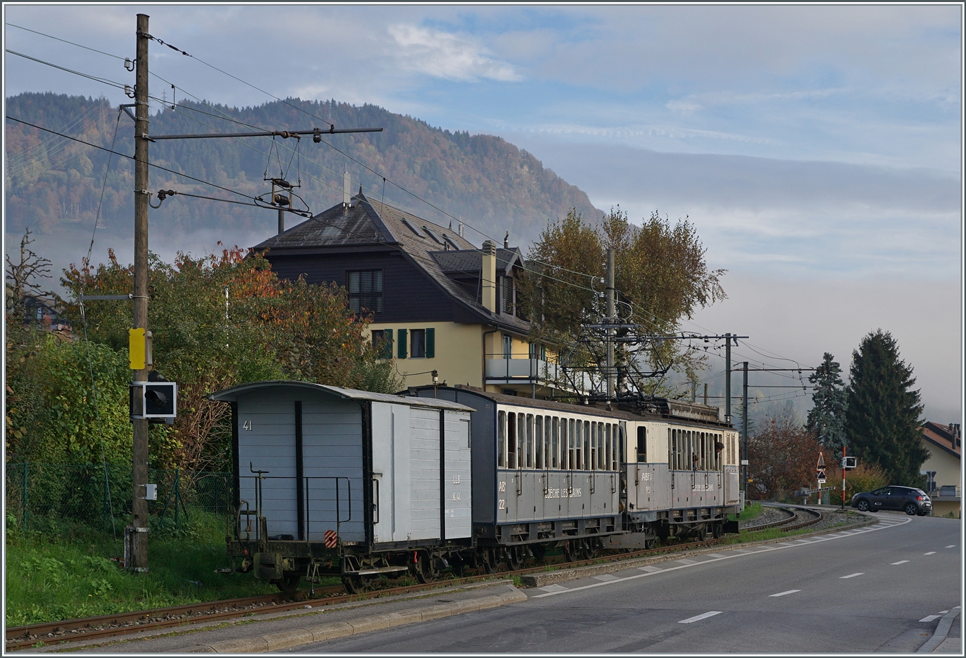 La DER de la Saison 2024!  Mon dernier Train - Mein letzter Zug  LLB ABFe 2/4 10 der Blonay-Chamby Bahn mit einem LLB Zug verlässt Blonay in Richtung Chaulin. 

26. Okt. 2024