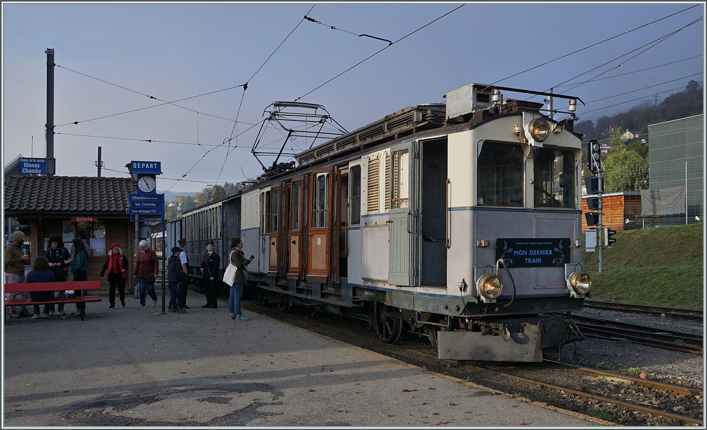 La DER de la Saison 2024! Am Bahnsteig in Blonay steht ein ganz besonderer Zug:  Mon dernier Train - Mein letzter Zug . Sicherheit ist das oberste Gebot der Eisenbahn, dies gilt auch für Museumsbahnen, das  Personal  muss wie, wie die Kollegen der echten Bahn periodischen Prüfungen ablegen. Und so kommt es auch bei einer Museumbahn vor, dass ein Lokführer seine letzte Fahrt absolviert. In diesem Sinne: Alles Gute für die Zukunft und weiterhin viel Freude mit dem wunderschönen Hobby Eisenbahn! 

Der LLB ABFe 2/4 10 der Blonay-Chamby Bahn wartet in Blonay auf die Abfahrt nach Chaulin.

26. Okt. 2024