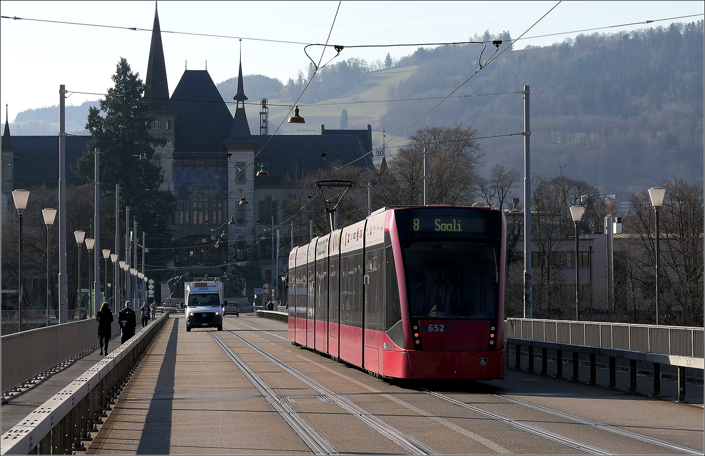 Mit Peter unterwegs durch Bern - 

Der Combino Classic 652 hat seine Fahrt fortgesetzt und befindet sich jetzt auf der Kirchfeldbrücke und fährt direkt auf das Bernische Historische Museum zu.

07.03.2025 