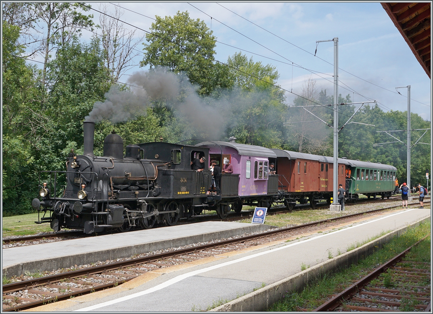 Nach der Kreuzung der beiden SBB RABe 523 S4 Züge in Le Pont ist der Bahnhof leer und die die E 3/3 8494  Tigerli  (UIC 90 85 0008 494-6) wird mit ihrem Zug für die Nachmittagsfahrt nach Le Brassus bereitgestellt.

23. Juli 2023