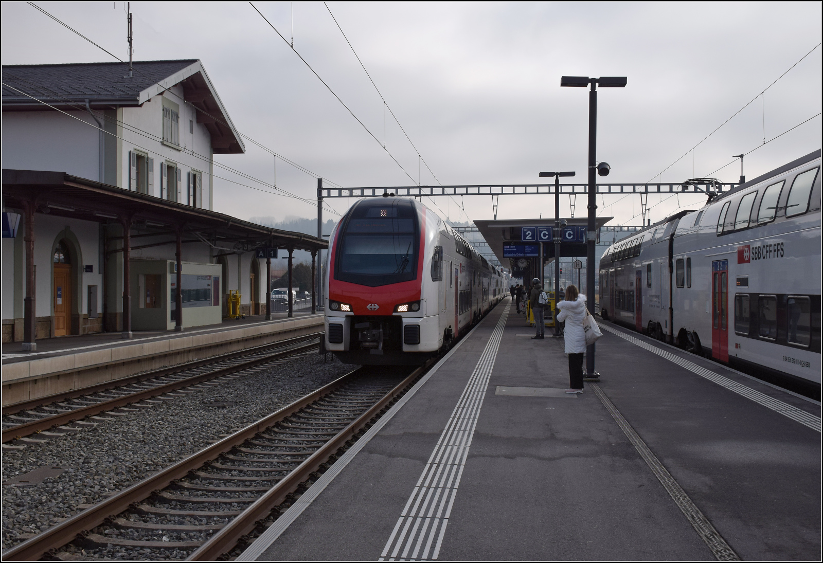 RABe 512 019 in Aigle. Daneben wartet RABe 512 011 auf die Rückkehr nach Grandson als S-Bahn. Januar 2026.