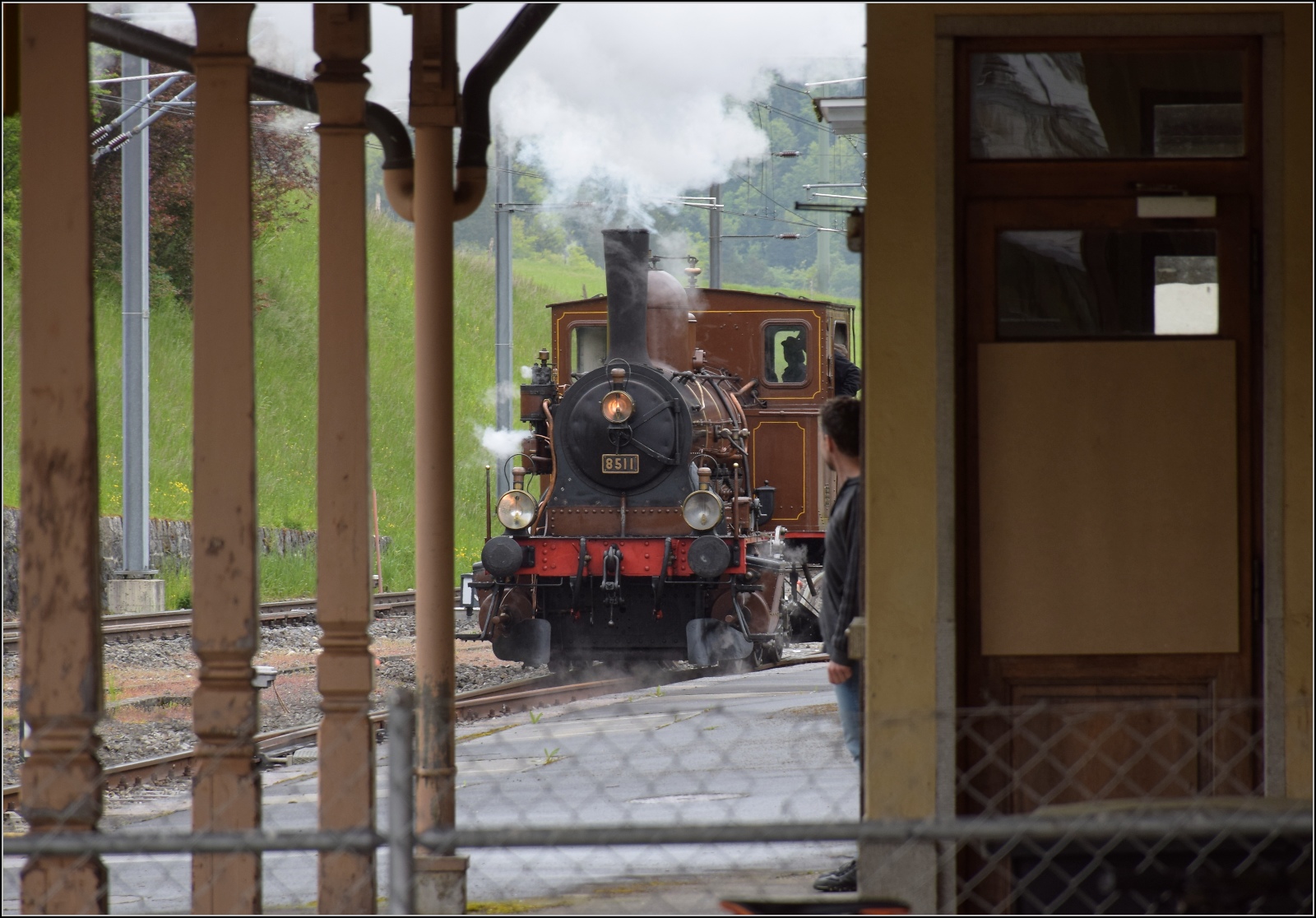 Vapeur Val-de-Travers: Train  Au fil de l'Areuse .

E 3/3 8511 umfährt in Travers ihren Zug. Mai 2023.