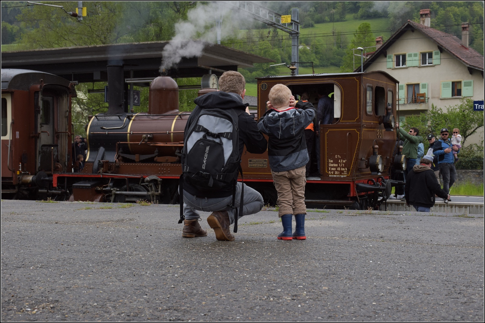 Vapeur Val-de-Travers: Train  Au fil de l'Areuse .

Dampflokfan will gelernt sein... E 3/3 8511 in Travers. Mai 2023.