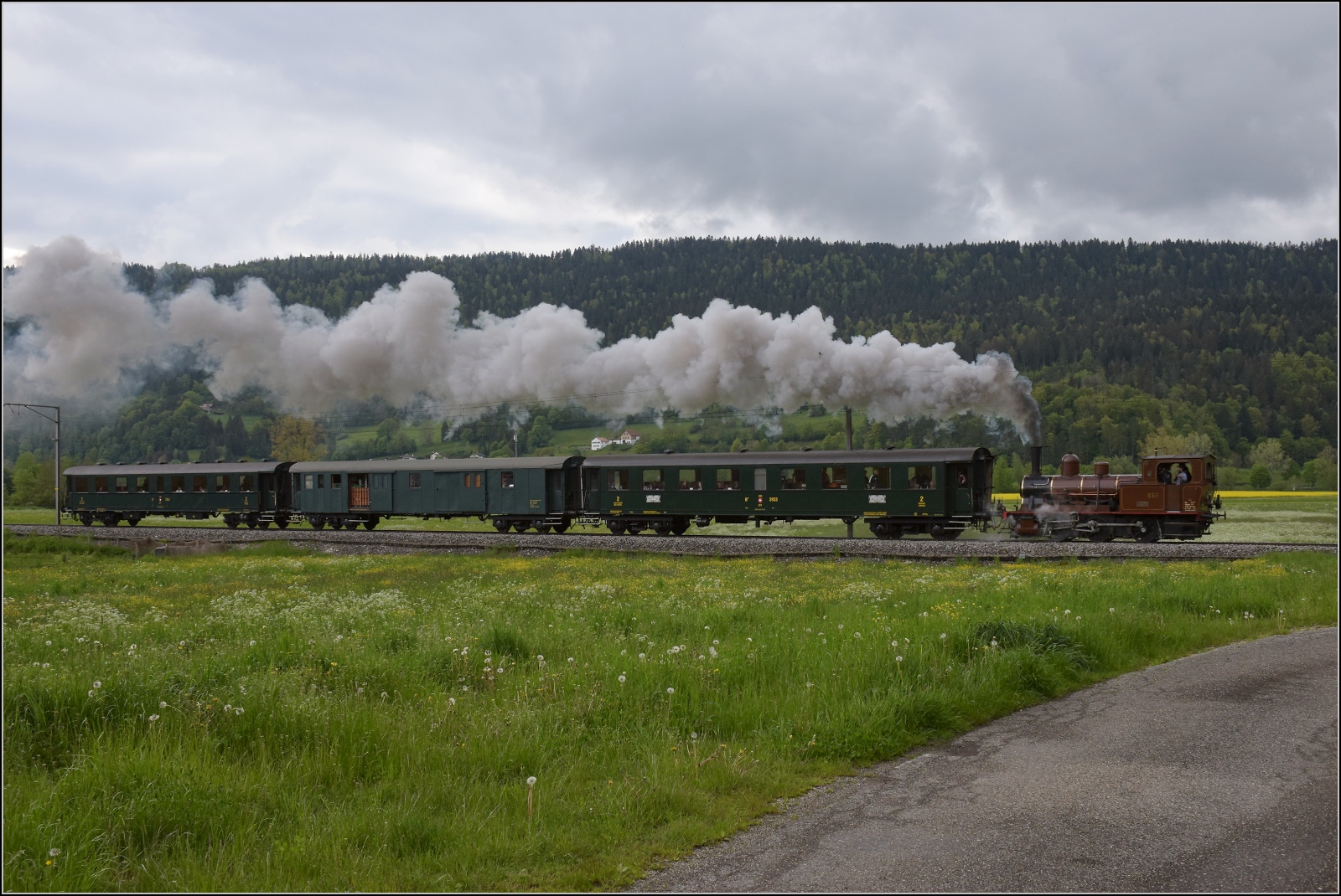 Vapeur Val-de-Travers: Train du Terroir.

E 3/3 8511 bei Môtiers. Mai 2023. 