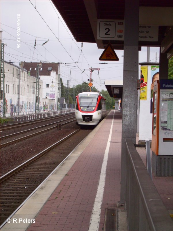 1008-1 steht am Bahnsteig von Dsseldorf-Vlklingerstrasse mit der S28 Kaars See. 01.08.06