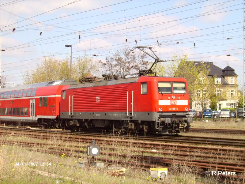 112 165-6 schiebt den RE1 Magdeburg in den Bahnhof Eisenhttenstadt. 11.04.07