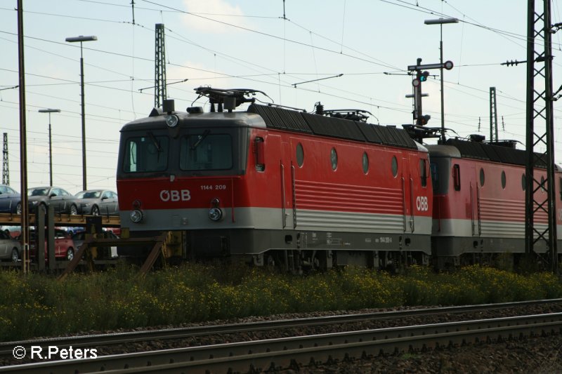 1144 209 und eine Schwester Maschine in Regensburg Ost