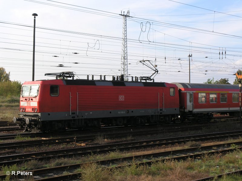 143 012-3 mit ein RB11 Cottbus und ein Fahrradbateilwagen im Zug beim verlassen von Eisenhttenstadt. 03.01.07