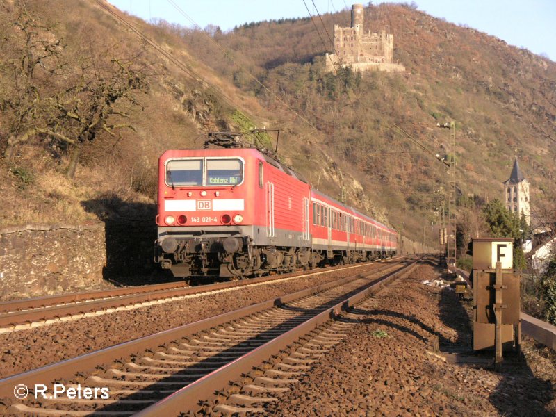 143 021-4 zieht bei Wellmich eine RB Koblenz die Rheinstrecke rauf. 12.02.08
