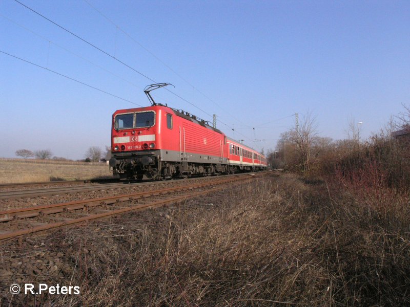 143 135-2 schiebt den RB15525 Wiesbaden HBF bei Geisenheim. 13.02.08
