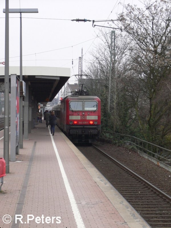 143 635 schiebt eine S5 durch Dsseldorf-Vlklingerstrasse.
