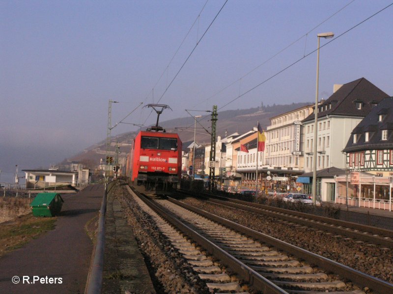 152 071-7 durchfhrt Rdesheim an dem Thein mit ein Containerzug. 13.02.08