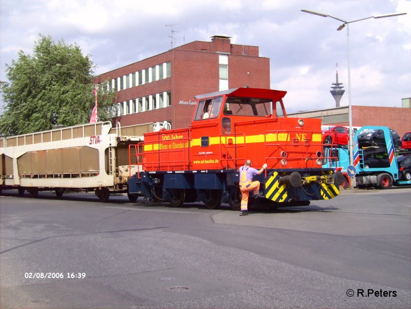 Lok II zieht ein leeren Autotransportzug aus dem Hafen zum Rangierbahnhof. Dsseldorf-Hamm 02.08.06