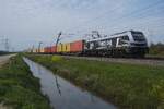 Am 9 April 2026 zieht RFO 2019 330 ein Containerzug durch Valburg am die Betuweroute.