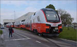 Rollout des ersten Kiss für die ÖBB.

4734 101, windet sich kurvenreich vom Werksgelände hin zu den Staatsbahngleisen. St. Margrethen, April 2024.

Ob man ihn nach neuerer Schweizer Nomenklatur 4734 001 nennen darf, oder ob der Zug als Vierteiler analog der Schweizer RABe 511 in die Hunderternummern einteilt, das entzieht sich meiner Kenntnis. 
