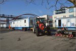 Abladen des Zirkus Knie in Konstanz.
