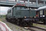 Krokodilalarm am See.

194 088 brachte zwei Schnellzugwagen in die Schweiz. �bergabe war in Konstanz. Mai 2022. 