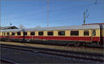 Mein erstes Konstanzer Date mit einer Blondine und ihrem Anhang.

Wagen 4 ist ein Avmz 111.1, 61 80 19-90 134-6. Das v steht für vergrößerte Abteile. Zusammen mit Klimatisierung entspricht dies dem UIC-Z1-Standard. Diese Wagen  waren das Rückgrat des internationalen TEE-Verkehrs bei DB-Beteiligung. November 2025.