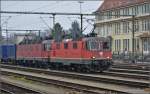 Das Gotthard-Doppelpack Re 10/10 verlässt den Rangierbereich des Bahnhofs Singen um auf den Gütergleisen auf die Abfahrt Richtung Süden zu warten.