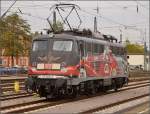Die exotische 115 509-2 mit der Autozugwerbung in Diensten der Gäubahn-ICs wartet in Singen auf den nächsten Einsatz.