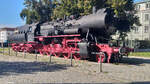 BR 52/848189/52-8034-2-als-denkmallok-vorm-bahnhof 52 8034-2 als Denkmallok vorm Bahnhof Simbach am Inn. 07.10.23