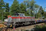 Die 271 022-6 „Charlotte“ (92 80 1271 022-6 D-KAF) eine Vossloh/MaK G 1000 BB der KAF Falkenhahn Bau AG. ex MRCE bzw. ex HGK DH 49, am 26 August 2025 mit einem mit Aushub beladenen Niederbordwagen-Zug (zweiachsiger Flachwagen NS Gattung Klmos 702 der Vermietungsfirma Railpro), bei der Baustelle im Bf Scheuerfeld/Sieg.

Die 271 022-6 „Charlotte“ wurde 2005 von Vossloh in Kiel unter der Fabriknummer 5001568 gebaut an die MRCE - Mitsui Rail Capital Europe B.V. geliefert. Zum 01.01.2021 wurde sie an die KAF Falkenhahn Bau AG verkauft.