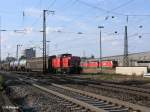 203 116-9 fährt in Regensburg Ost mit ein gemischten Güterzug ein.