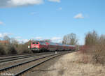 218 422-4 mit dem RE2 RE4863 bei Schönfeld in der Einfahrt von Wiesau/Oberpfalz.