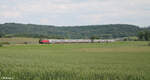 101 094-1 zieht bei Oberdachstetten den IC2082/84 Obersdorf/Berchtesgarden - Hamburg Altona in Richtung Norden. 08.06.24