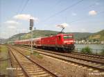 BR 143/42906/143-919-9-schiebt-eine-rb-koblenz 143 919-9 schiebt eine RB Koblenz in den Bahnhof Niederheimbach. 25.07.08
