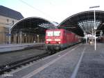 Die Erfurter 143 068-5 wartet in Halle (Saale) mit der RB Eisenach auf die Abfahrt. 26.12.09