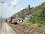 143 346 durchfährt Kaub mit einem Langschienenzug.