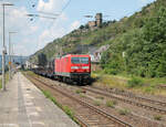 143 346 durchfährt Kaub mit einem Langschienenzug.