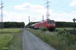 145 022-5 schleppt eine Schwestermaschine und ein langen gemischten Güterzug bei der Stromkreistrennstelle Bischofsheim. 20.05.15