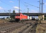 152 140-0 rollt mit ein Containerzug an Regensburg Ost vorbei. 27.08.09
