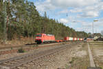 152 061-8 zieht ein Containerzug durch Ochenbruck.25.03.24