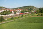 152 148-3 zieht mit einem KLV-Zug durch Retzbach-Zellingen. 11.05.24