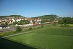 152 017-0 zieht mit einem Containerzug durch Retzbach-Zellingen. 11.05.24