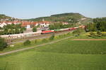 152 017-0 zieht mit einem Containerzug durch Retzbach-Zellingen.