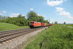 152 156-6 zieht mit einem Containerzug aus Regensburg Ost bei Pölling gen Norden. 14.05.24