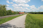 152 042-8 zieht mit einem Containerzug bei Plling in Richtung Nrnberg. 14.05.24