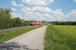 152 042-8 zieht mit einem Containerzug bei Plling in Richtung Nrnberg. 14.05.24