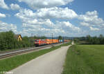 152 042-8 zieht mit einem Containerzug bei Plling in Richtung Nrnberg. 14.05.24