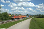 152 042-8 zieht mit einem Containerzug bei Plling in Richtung Nrnberg. 14.05.24