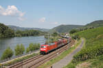 152 009-7 zieht bei Lorch am Rhein ein Containerzug gen Süden. 20.07.24