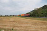 152 041-0 zieht mit ein Containerzug bei Zeil am Main in Richtung Bamberg. 01.08.24