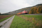 152 079-0 zieht bei Thüngersheim mit einem Containerzug in Richtung Süden. 20.10.24