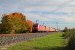 152 005-5 zieht mit einem Containerzug bei Thüngersheim in Richtung Norden.