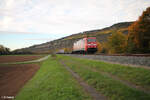 152 022-0 zieht mit einem Containerzug bei Thüngersheim in Richtung Süden.