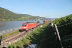 185 001-5 zieht kurz hinter Lorch am Rhein ein gemischten Güterzüg richtung Wiesbaden.